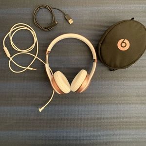 Beats solo3 wireless headphones in rose gold
